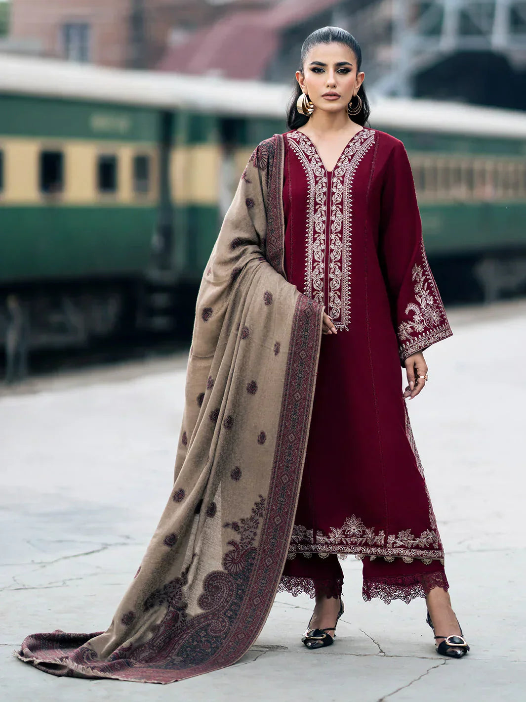 IZEL - Unstitched 3PC Embroidered lawn - RR3059